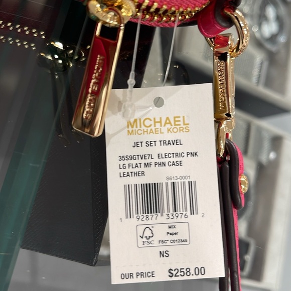 MICHAEL KORS LARGE FLAT MULTIFUNCTION PHONE CASE WALLET WRISTLET 
ELECTRIC PINK - Picture 10 of 16